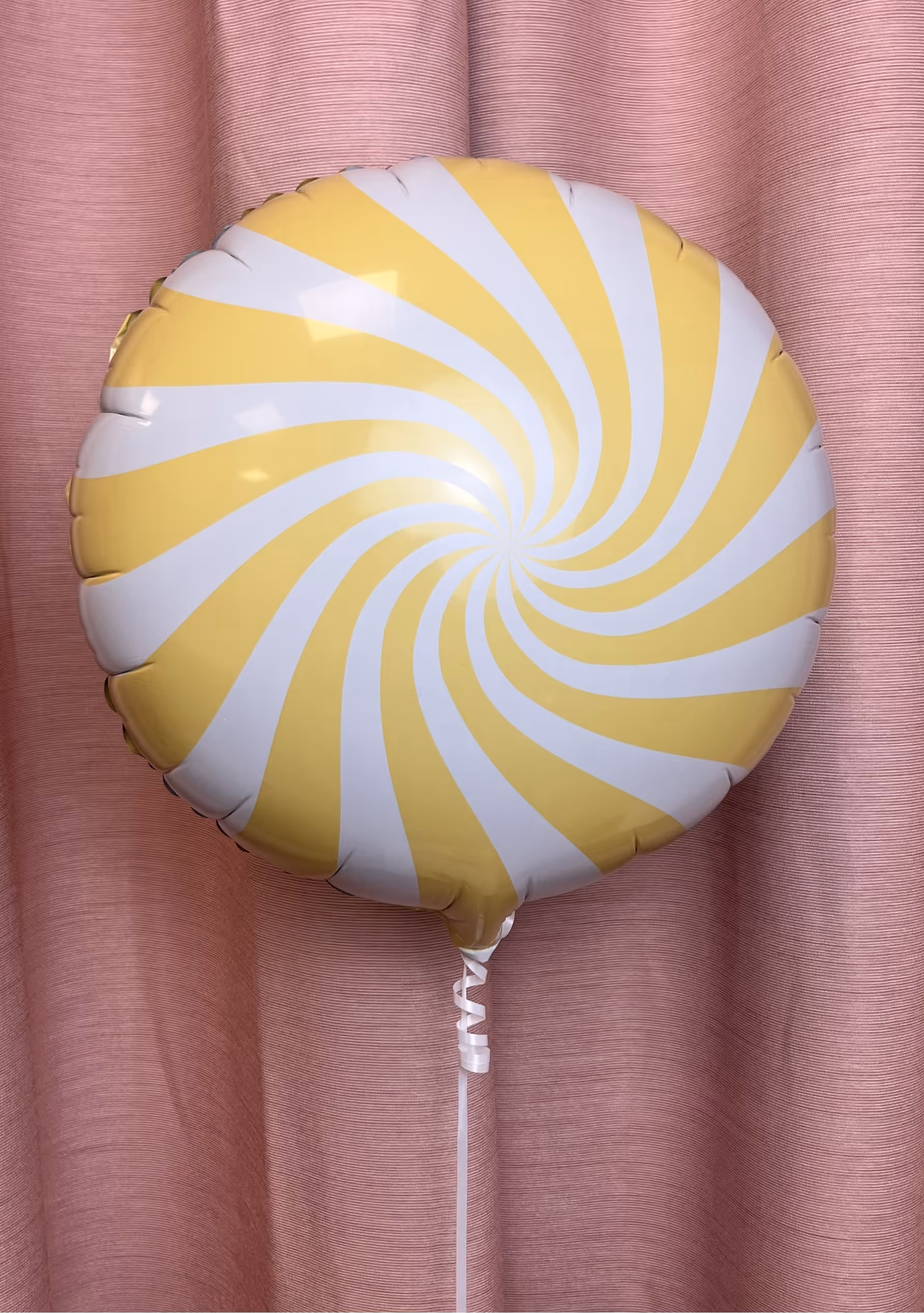 Balon w kształcie cukierka, okrągły – żółty balon Be My Flower Wrocław – oryginalny dodatek do prezentu