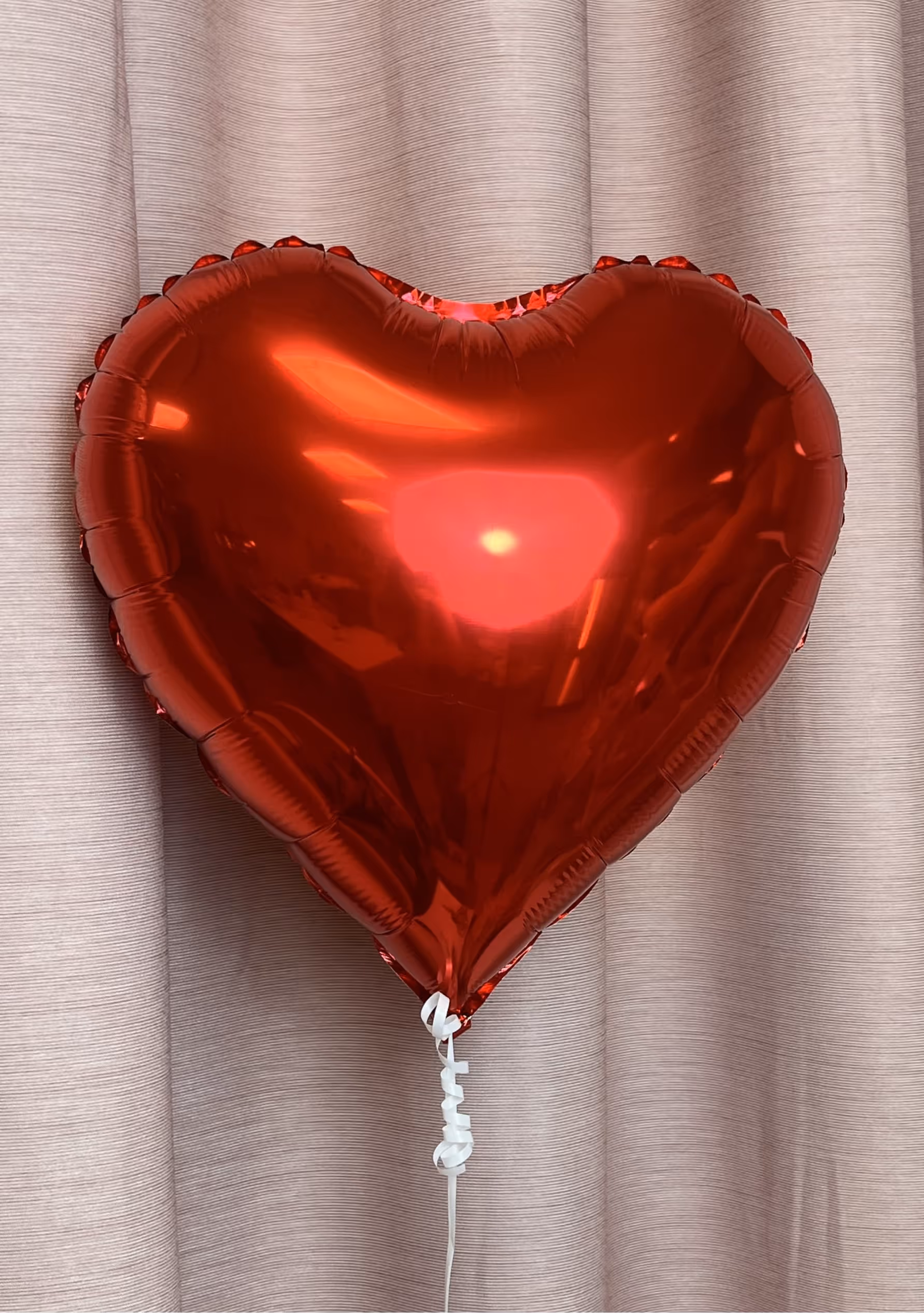 Balon w kształcie serca, z połyskiem – czerwony balon foliowy Be My Flower Wrocław – błyszczący akcent do prezentu