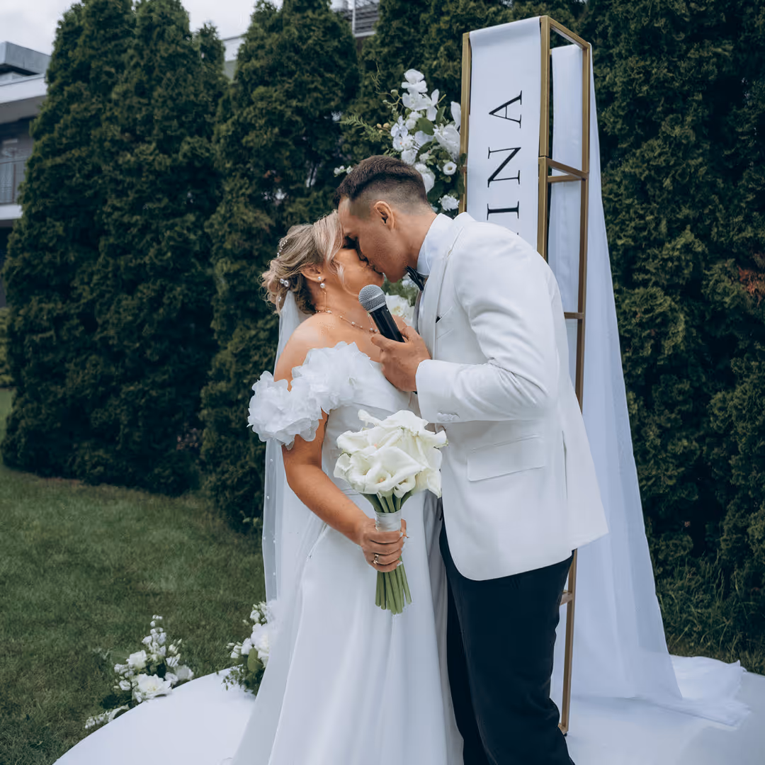 Para młoda w białych stylizacjach podczas ceremonii ślubnej, dekoracja Be My Flower Wrocław