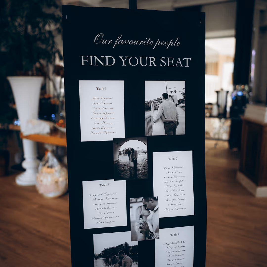 Tablica z rozmieszczeniem gości weselnych w eleganckiej aranżacji, Be My Flower Wrocław