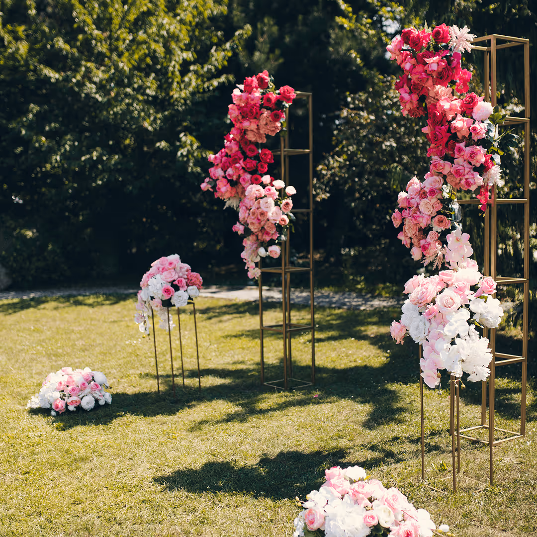 Instalacja florystyczna z różowych i białych kwiatów w ogrodzie, aranżacja ślubna Be My Flower Wrocław