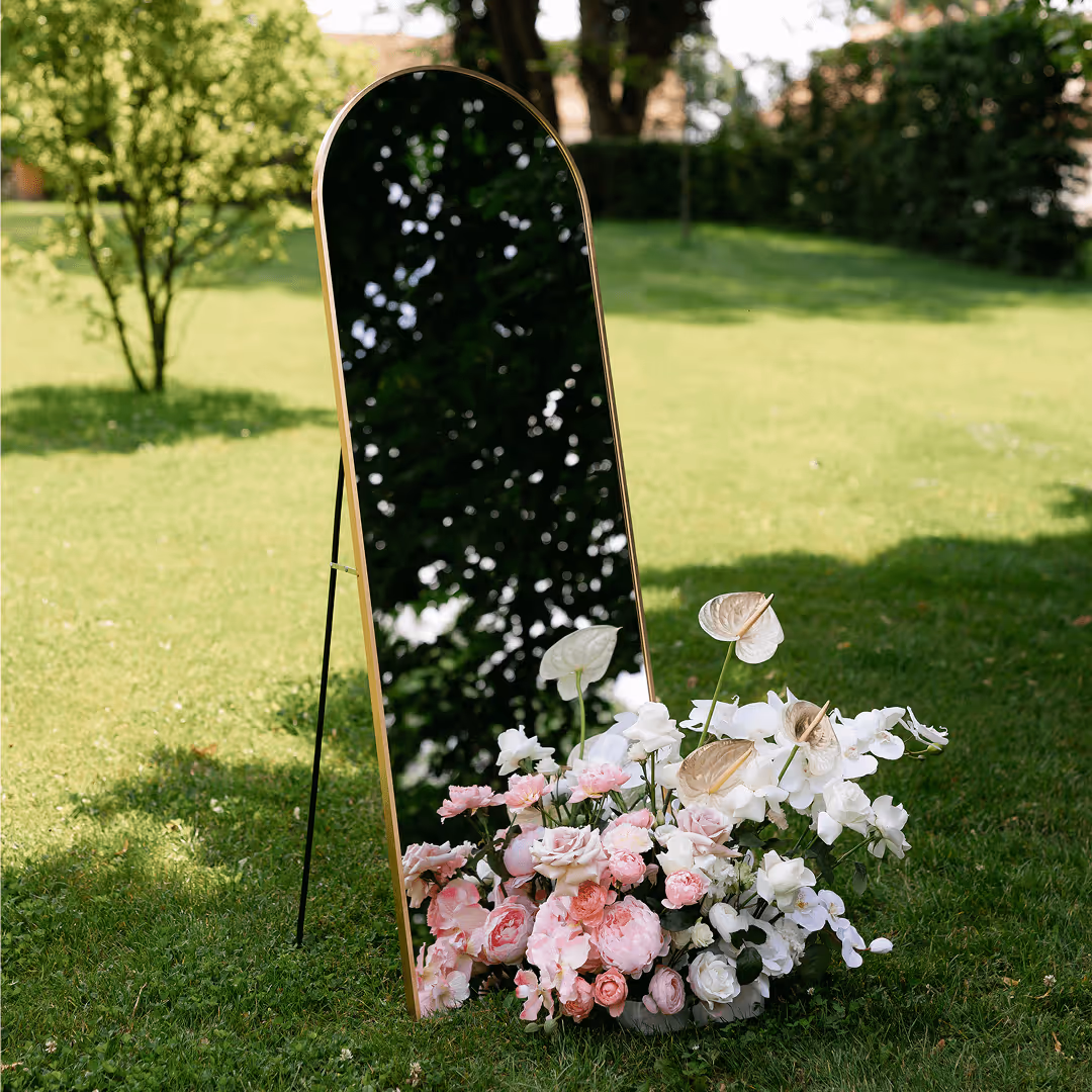 Lustro dekoracyjne z kompozycją kwiatową, detal aranżacji ślubnej Be My Flower Wrocław