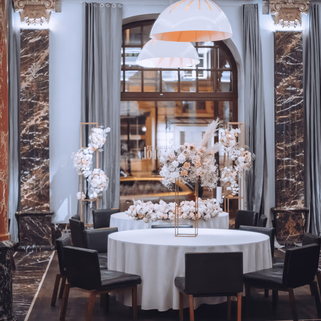 Elegancka sala weselna z białymi kompozycjami kwiatowymi, aranżacja Be My Flower Wrocław