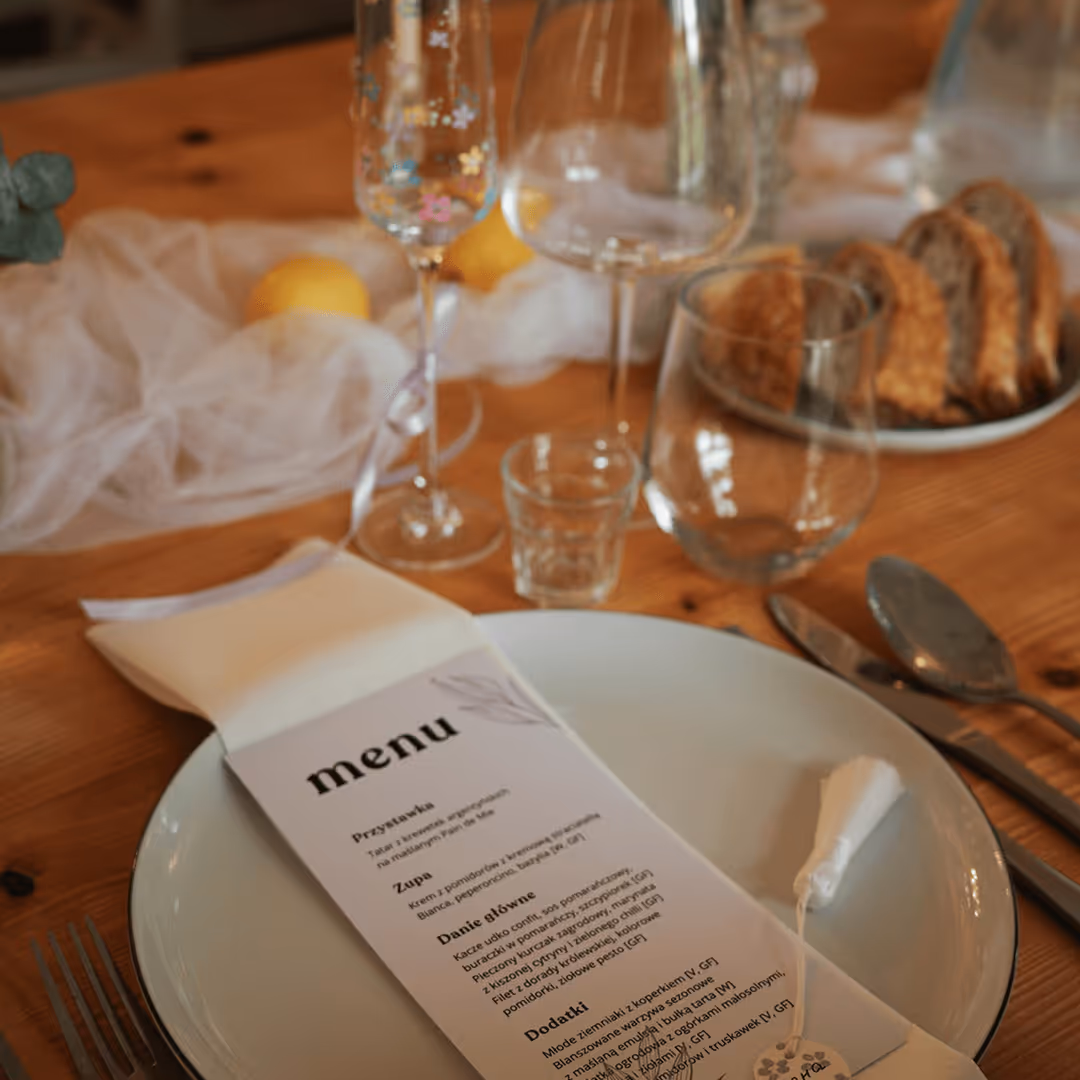 Karta menu weselnego na udekorowanym stole, eleganckie detale florystyczne Be My Flower Wrocław