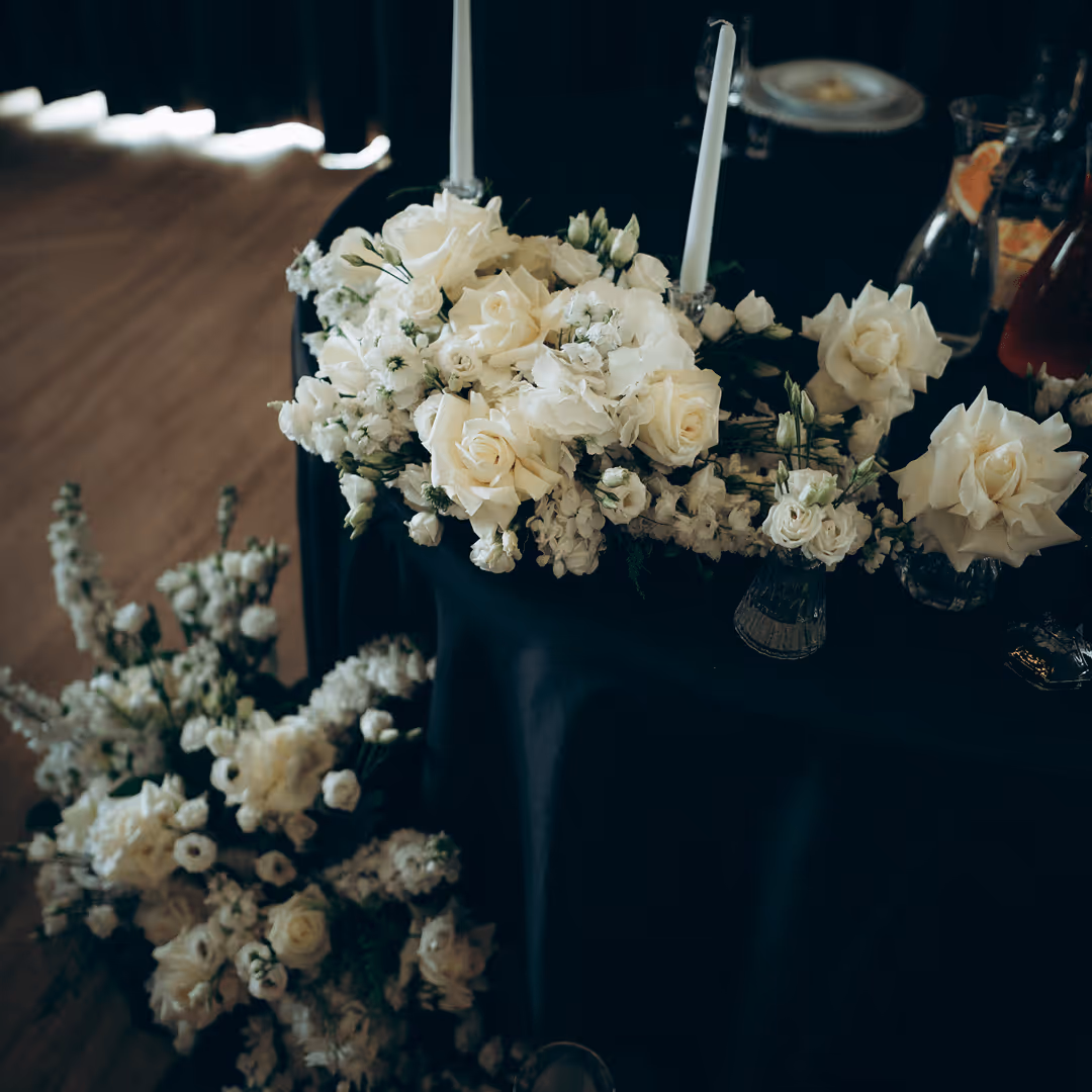 Dekoracja stołu weselnego z białych róż i świec, elegancka kompozycja Be My Flower Wrocław