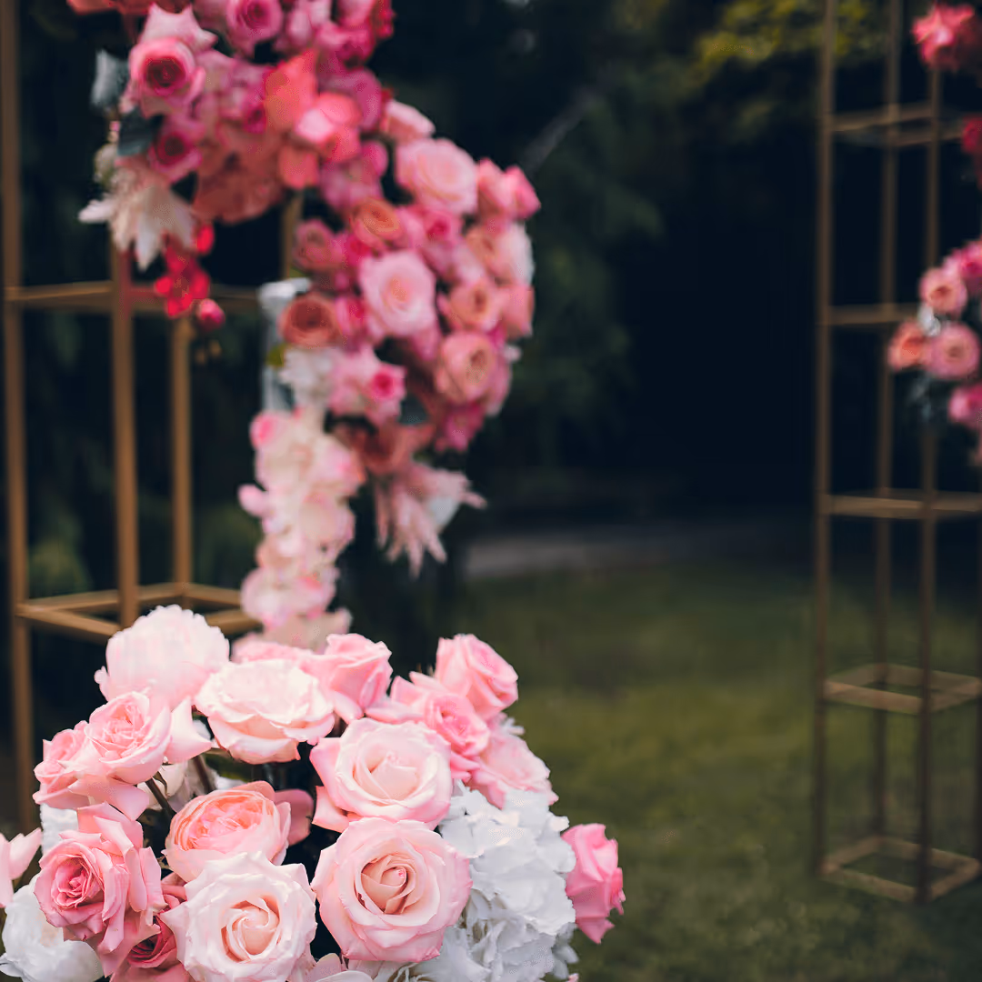 Bukiet różowych róż w aranżacji ślubnej Be My Flower Wrocław, romantyczna dekoracja plenerowa