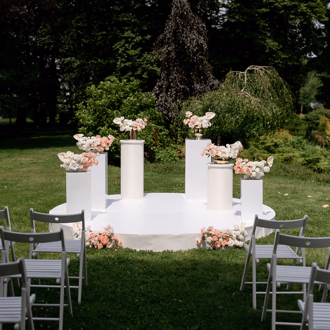 Scena ślubna z białymi postumentami i pastelowymi kwiatami, projekt Be My Flower Wrocław