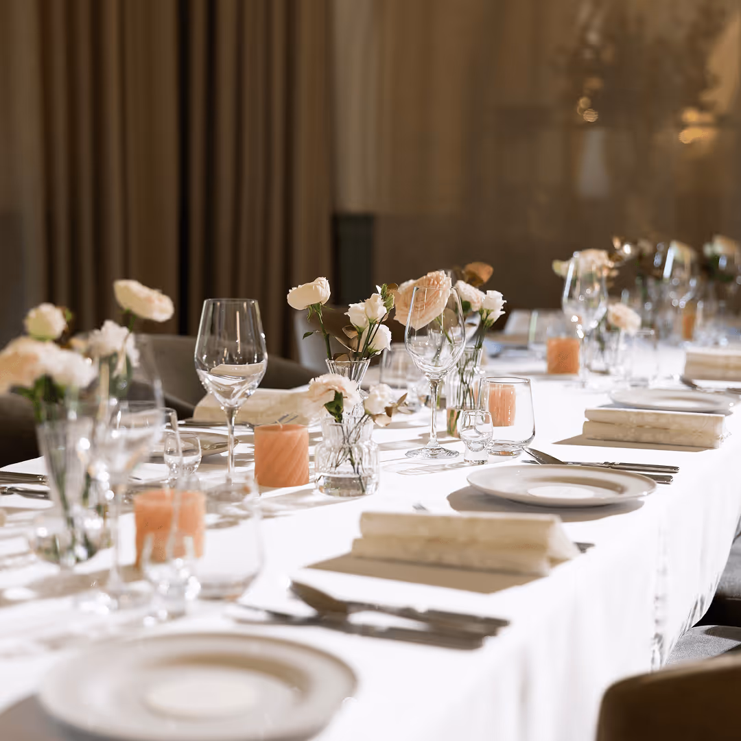 Dekoracja stołu weselnego w odcieniach bieli i beżu, eleganckie kwiaty Be My Flower Wrocław