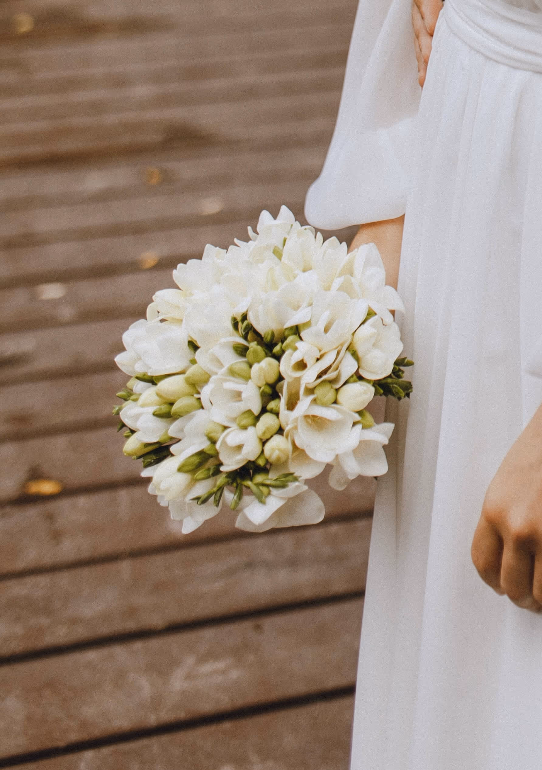 Bukiet ślubny „Lady Fresia” z frezji, biały, pachnący i subtelny – Be My Flower Wrocław