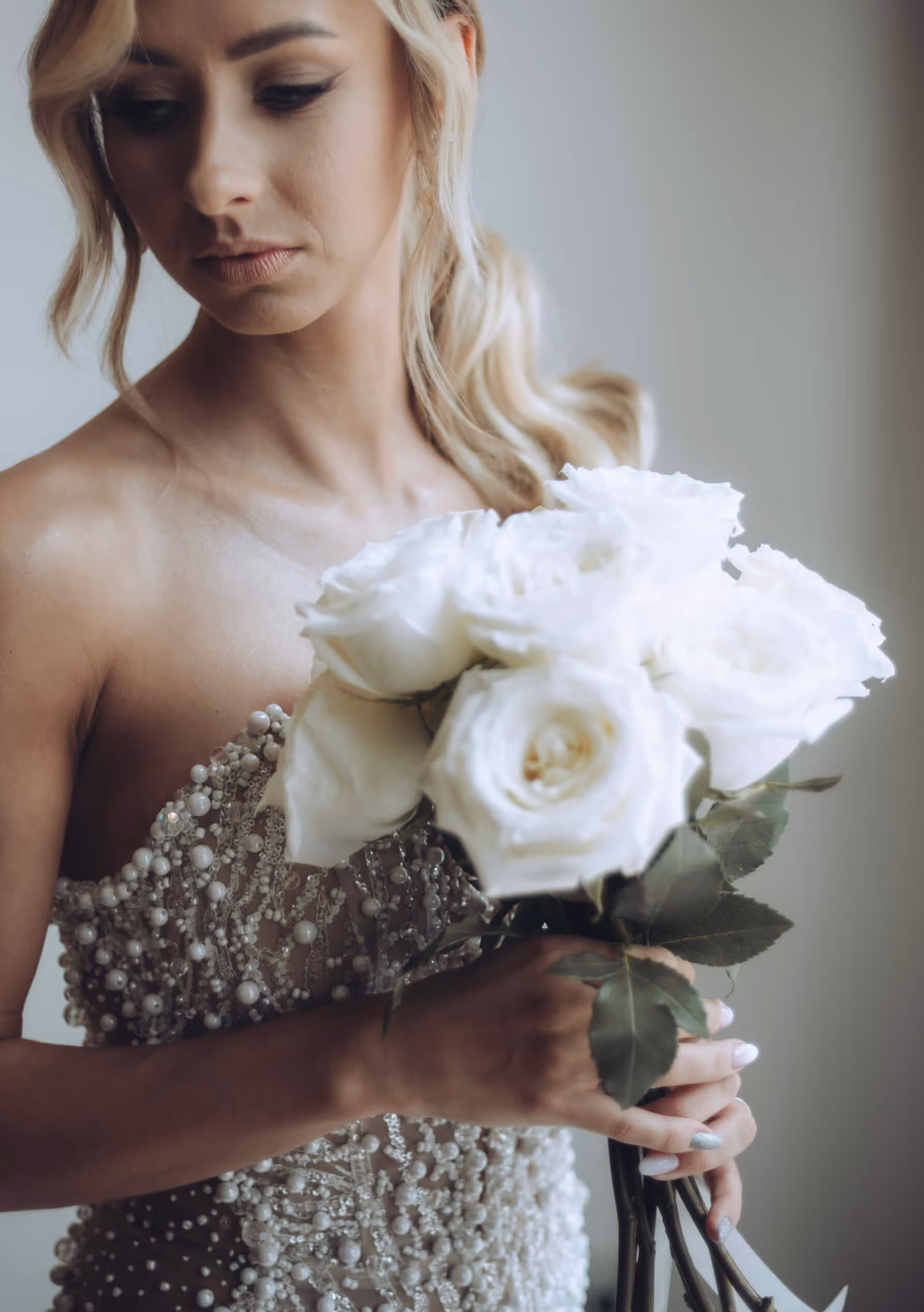 Bukiet ślubny „Pure Romance” z białych róż, romantyczna kompozycja Be My Flower Wrocław