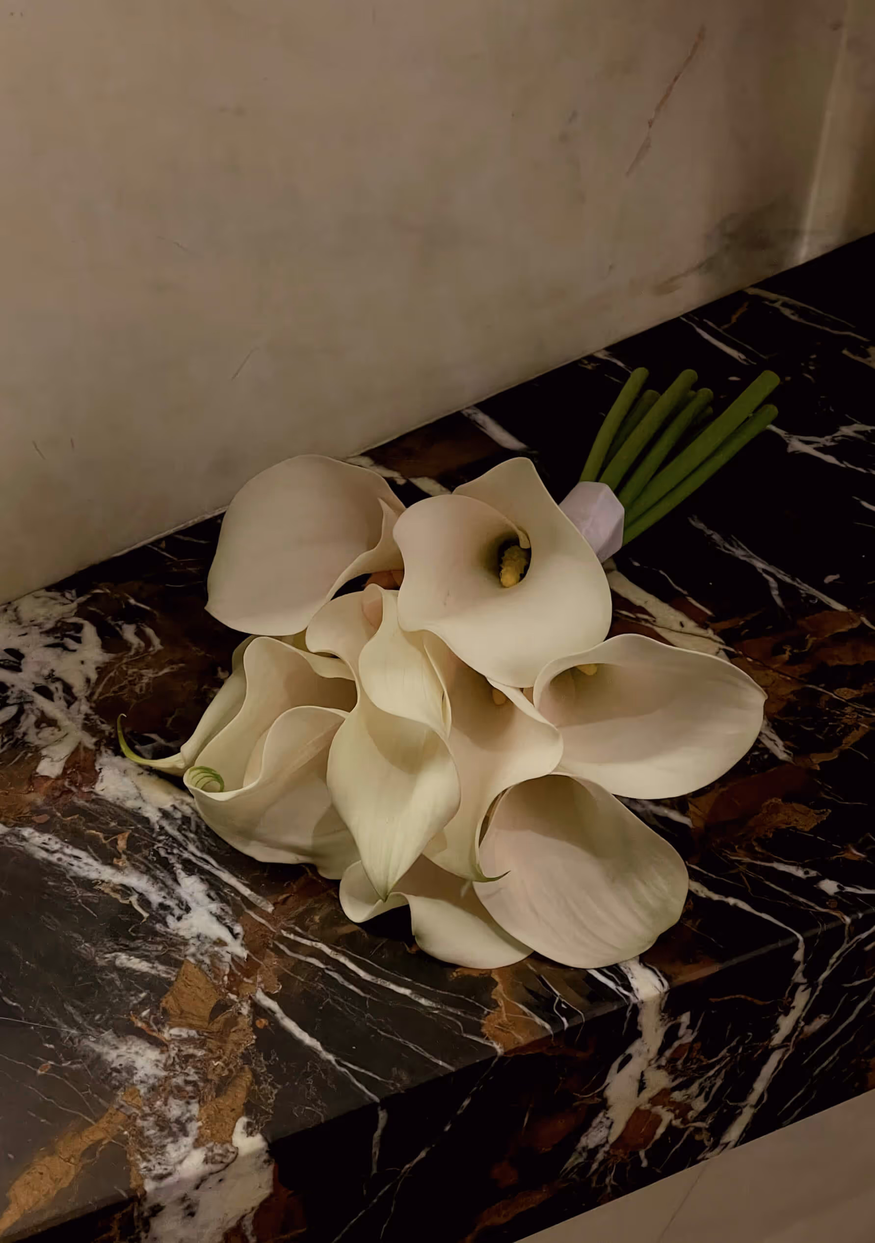Bukiet ślubny „Calla Embrace” z białych kalii, elegancki minimalizm – Be My Flower Wrocław