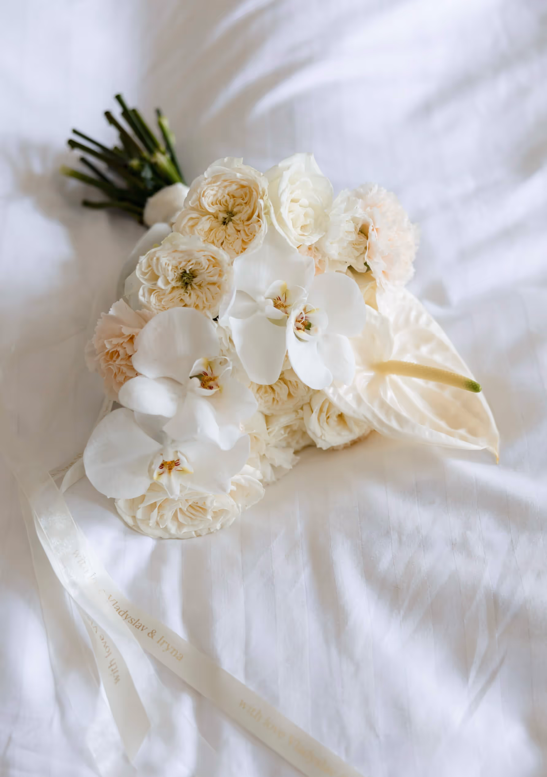 Bukiet ślubny „It’s a Bride” z anturium i orchidei, nowoczesna forma – Be My Flower Wrocław