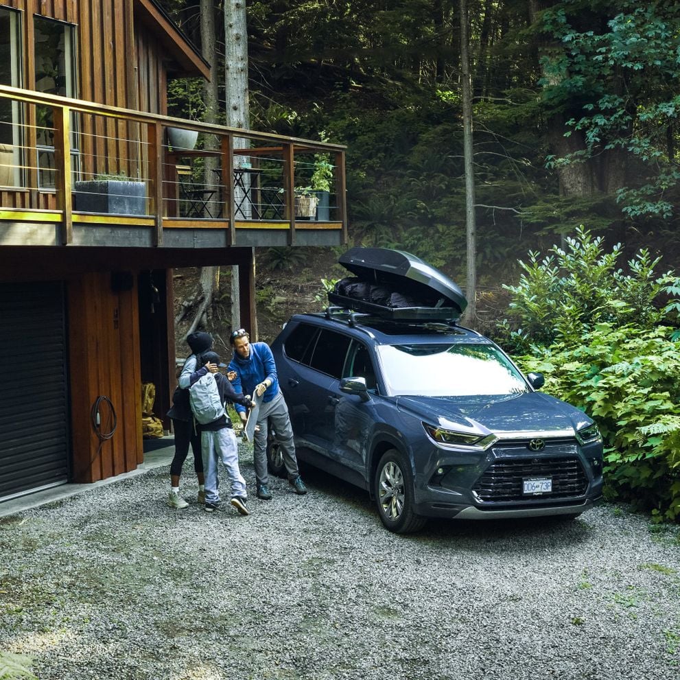 Thule Force 3 roof box mounted on a vehicle roof rack
