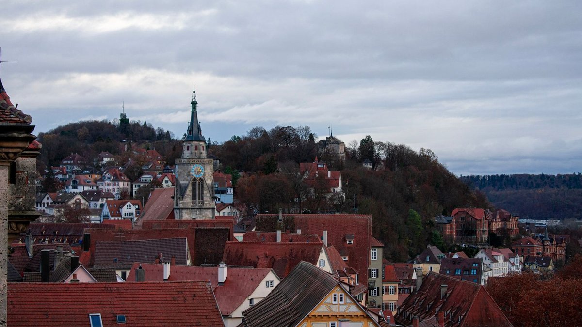 Blick auf Schloss Hohentübingen über den Dächern der Tübinger Altstadt