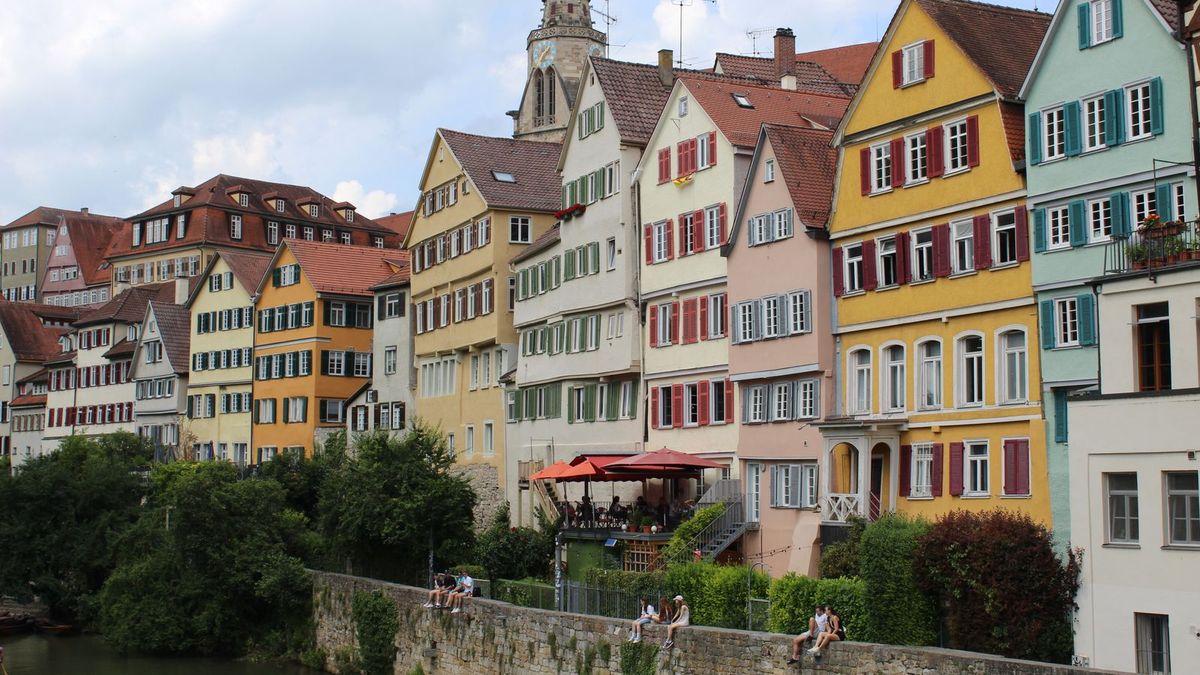 Bunte Altstadthäuser der Tübinger Neckarfront am Flussufer