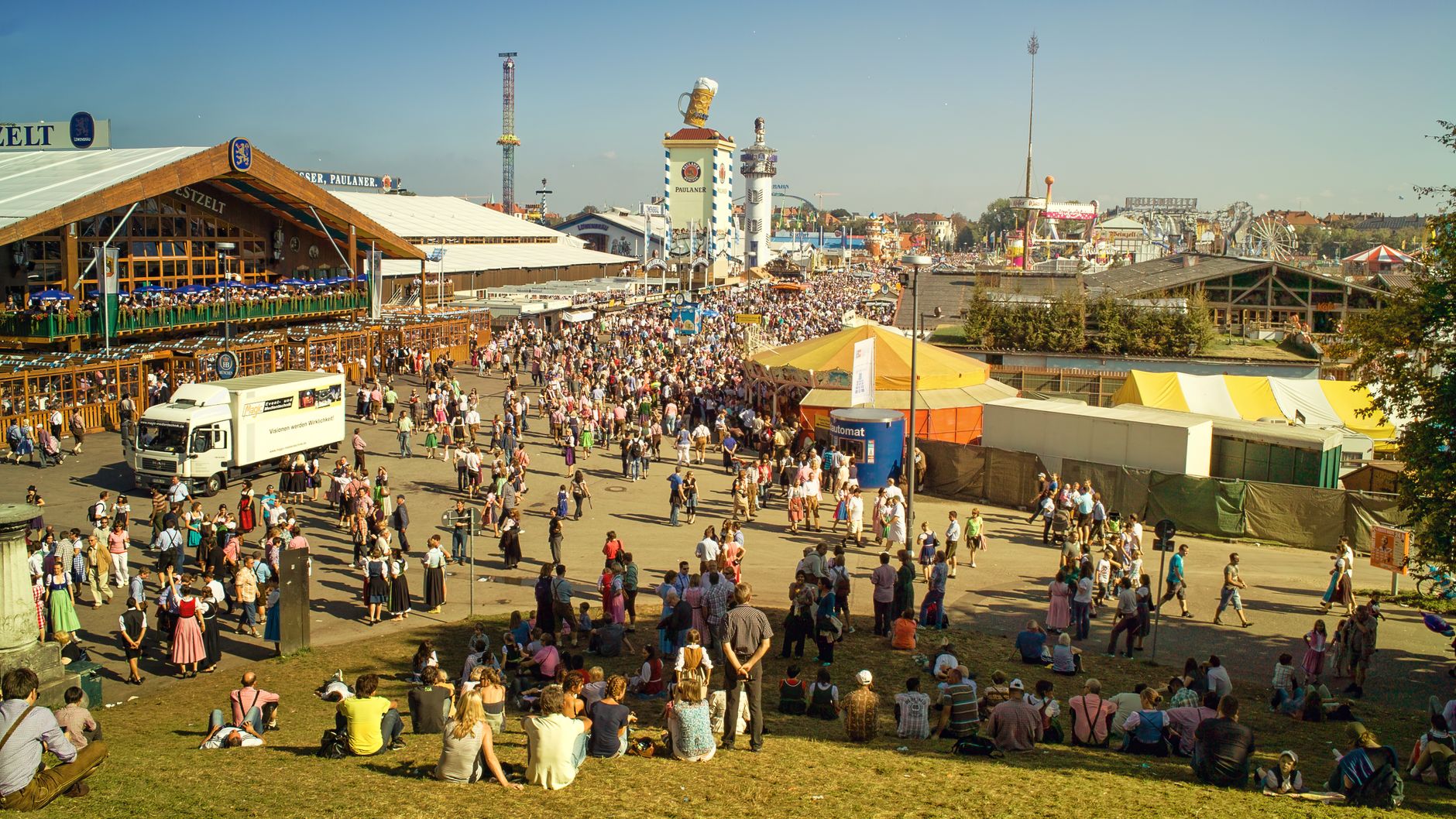 Festzelte und Besucher auf dem Münchner Oktoberfest