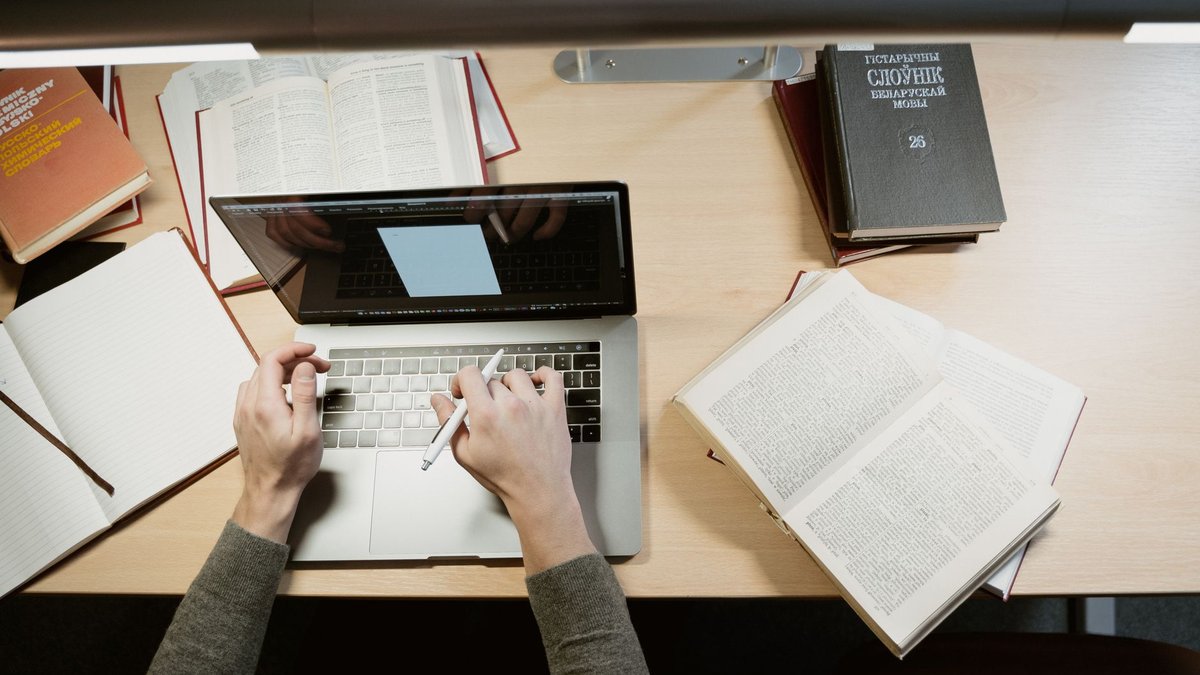 Stufe 3 bei Jurahilfe: Falltraining, Abschlusstest & Note