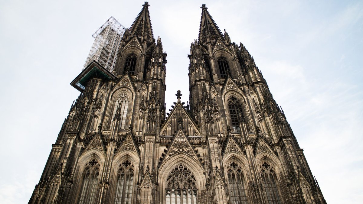 Westfassade des Kölner Doms mit den beiden Türmen aus der Froschperspektive