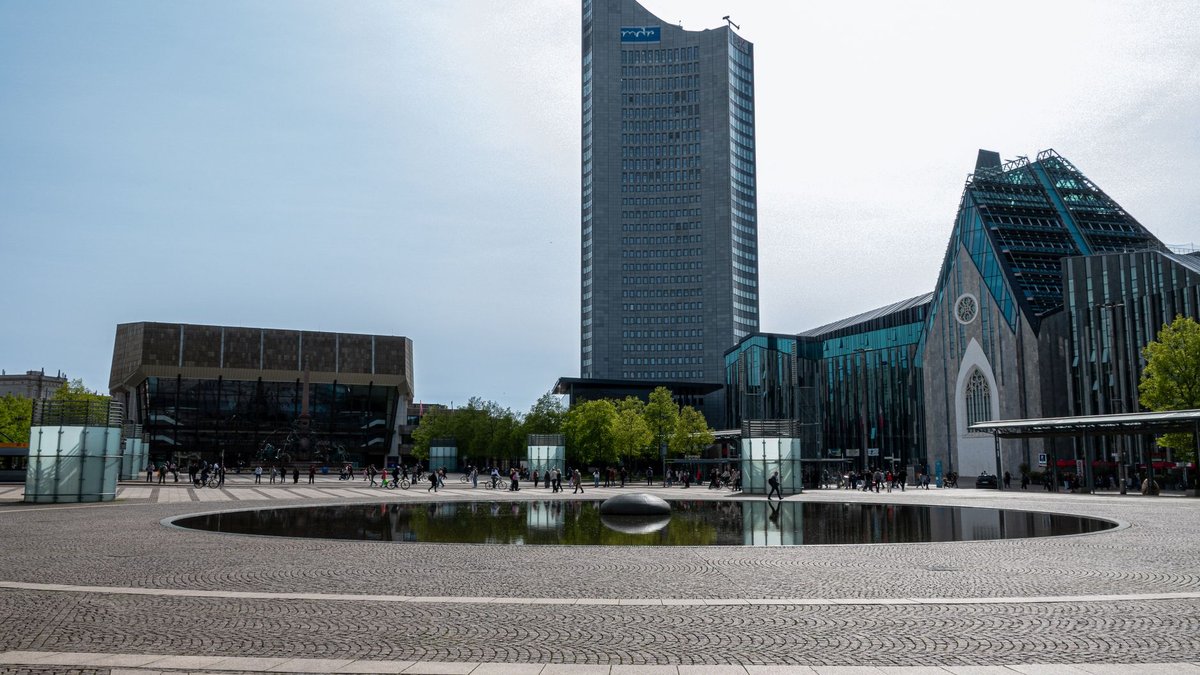 Der Augustusplatz in Leipzig mit dem Paulinum der Universität und dem City-Hochhaus