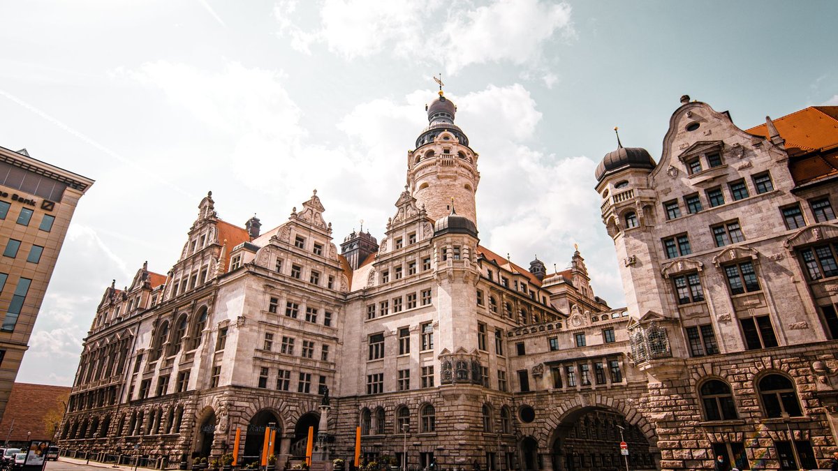 Das Neue Rathaus in Leipzig mit seinem hohen Turm vor bewölktem Himmel