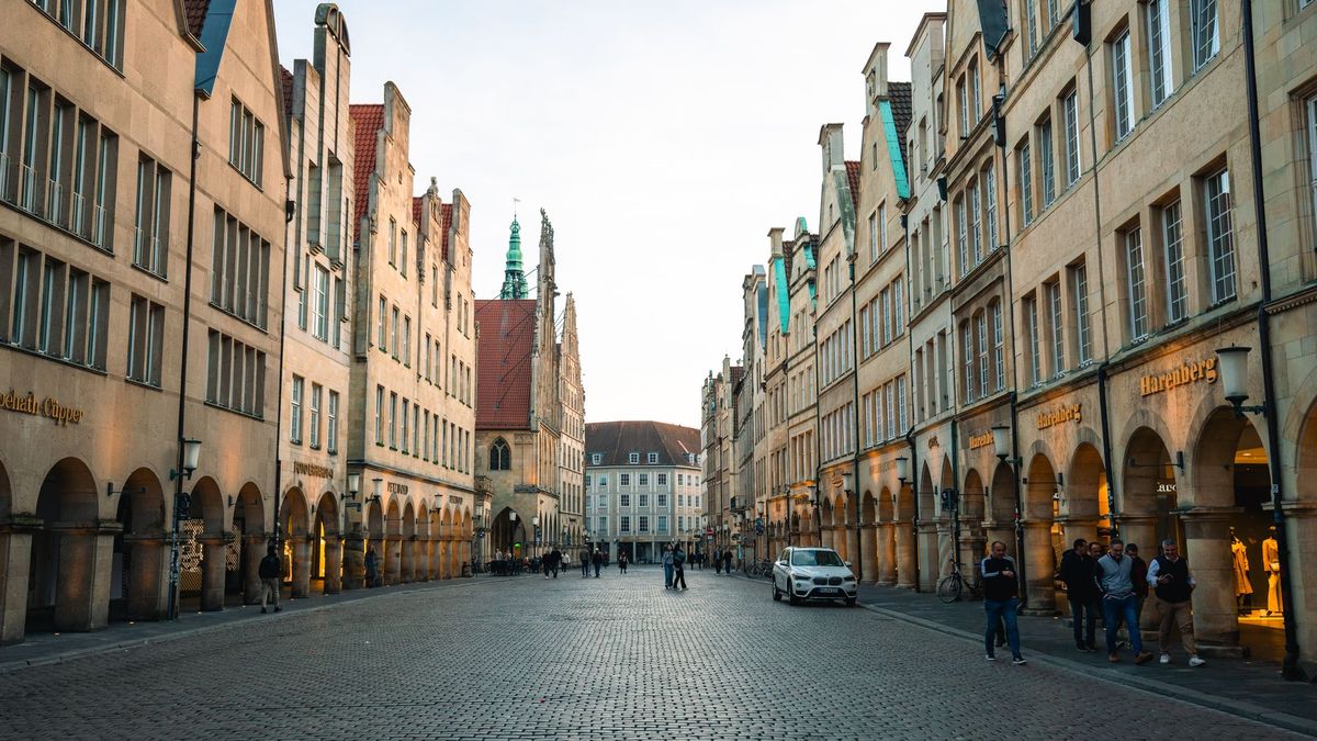 Giebelhäuser und Arkaden am Prinzipalmarkt in Münster in der Abenddämmerung