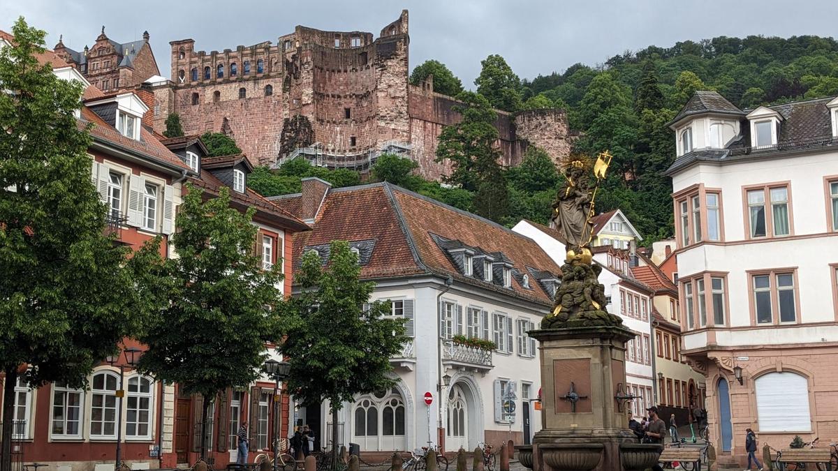 Blick über den Kornmarkt in der Heidelberger Altstadt zur Schlossruine auf dem Hang