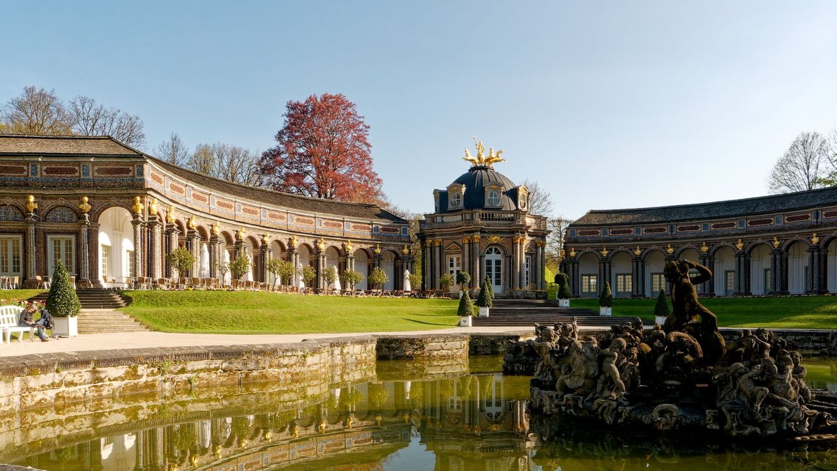 Sonnentempel und Arkaden der Bayreuther Eremitage mit Wasserbecken im Vordergrund