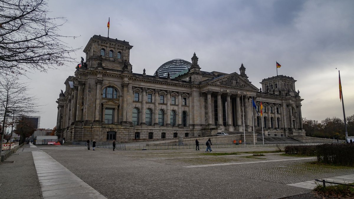 Das Reichstagsgebäude in Berlin mit der gläsernen Kuppel