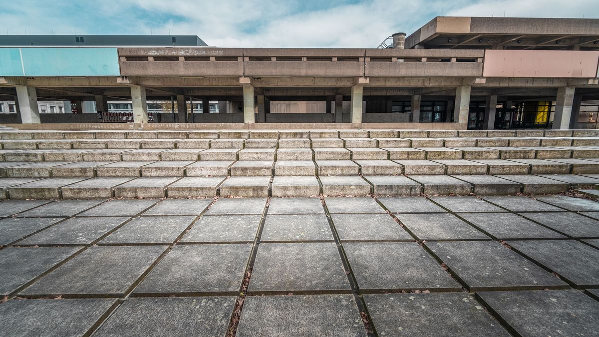 Breite Freitreppe zwischen den Betonbauten des Bochumer Universitätscampus