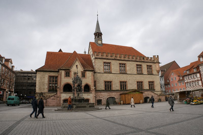 Der Gänselieselbrunnen auf dem Marktplatz vor dem Alten Rathaus in Göttingen