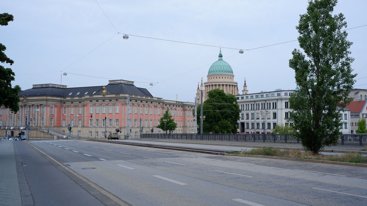 Blick über die Straße auf den Landtag Brandenburg und die Kuppel der Nikolaikirche in Potsdam