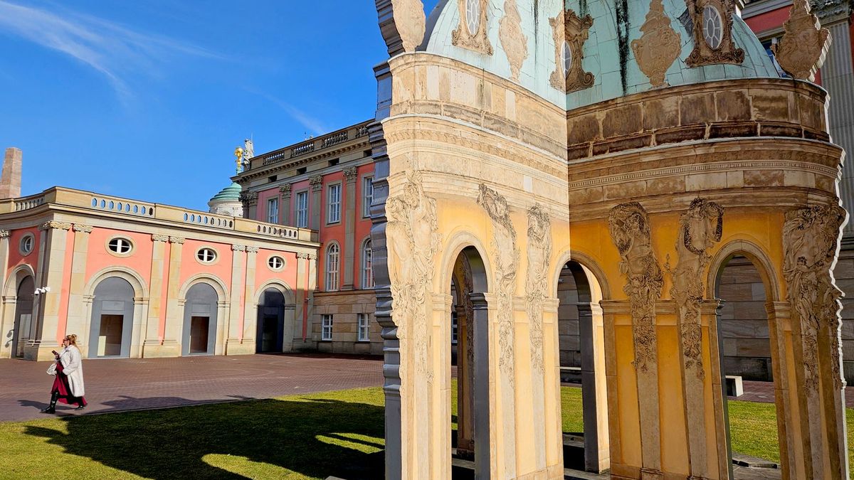 Barocke Gebäude der Universität Potsdam am Neuen Palais bei blauem Himmel