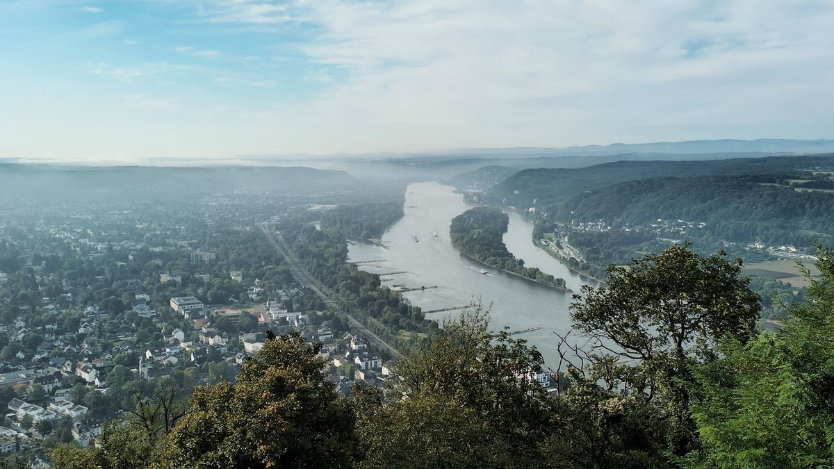 Blick über das Rheintal bei Bonn mit dem Fluss, den Vororten und den Hügeln des Siebengebirges
