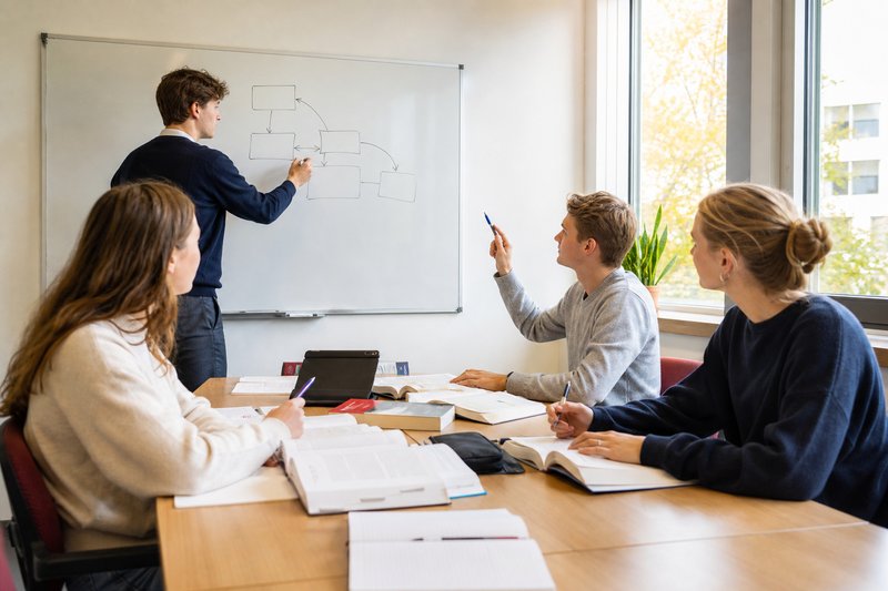 Studierende arbeiten in einer Arbeitsgemeinschaft gemeinsam an einem Fall