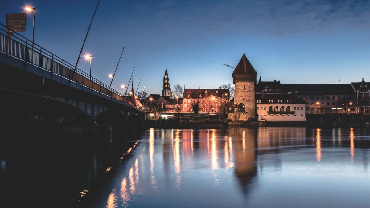 Konstanzer Altstadt mit Rheinbrücke, Rheintorturm und Münsterturm in der Abenddämmerung