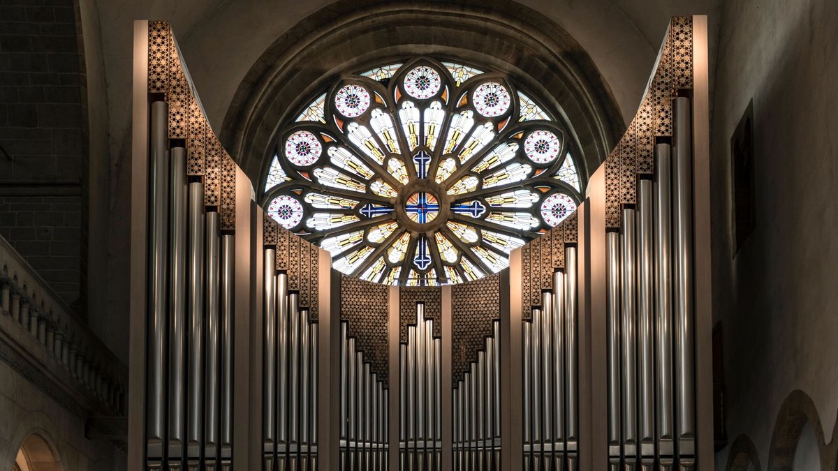 Orgel und Rosettenfenster im St.-Petri-Dom in Osnabrück