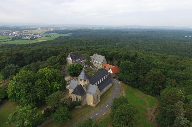 Luftaufnahme von Kloster Schiffenberg auf dem bewaldeten Höhenzug südöstlich von Gießen