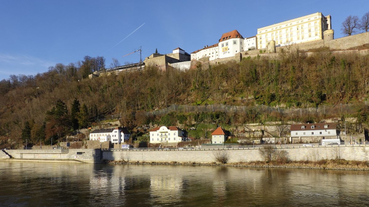 Blick von der Veste Oberhaus über die Dächer von Passau und den Fluss