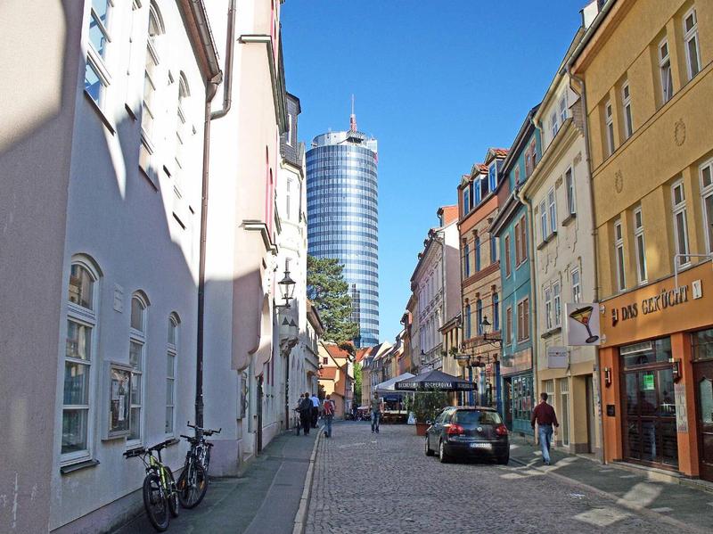 Wagnergasse in Jena mit Kneipen, Außengastronomie und dem JenTower im Hintergrund