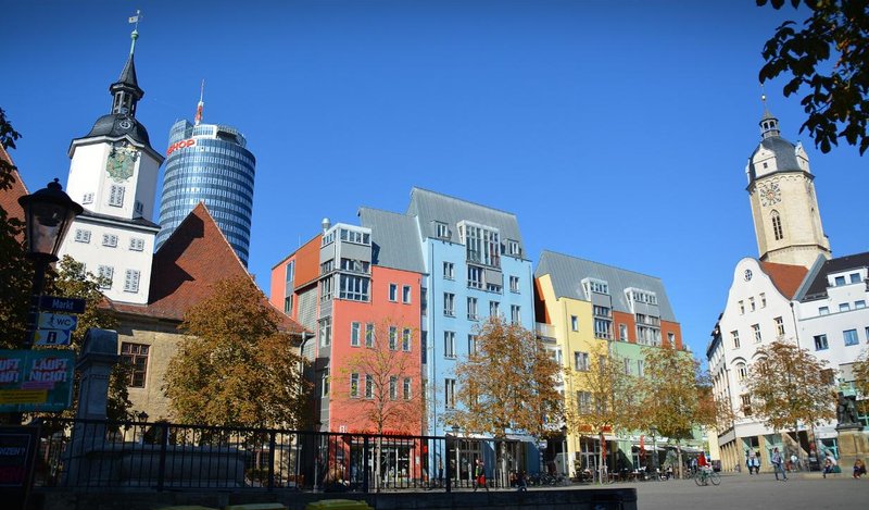 Marktplatz in Jena mit historischem Rathaus, bunten Bürgerhäusern, JenTower und dem Turm der Stadtkirche St. Michael