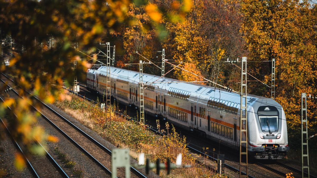 Zug fährt durch die herbstlich gefärbte Landschaft am Rand von Bielefeld
