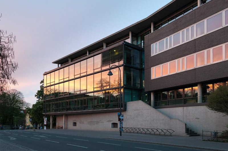 Thüringer Universitäts- und Landesbibliothek in Jena mit Glasfassade im Abendlicht
