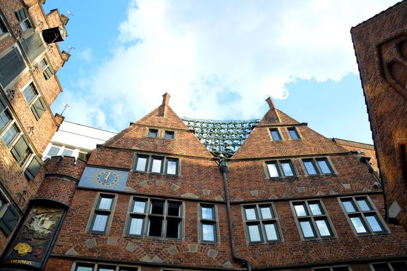 Backsteingiebel der Bremer Böttcherstraße aus der Froschperspektive