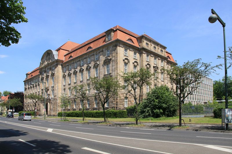Das Gebäude des Oberlandesgerichts Düsseldorf an der Cecilienallee an einem sonnigen Sommertag