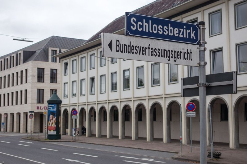Straßenschild in Karlsruhe mit Pfeil und der Aufschrift Bundesverfassungsgericht