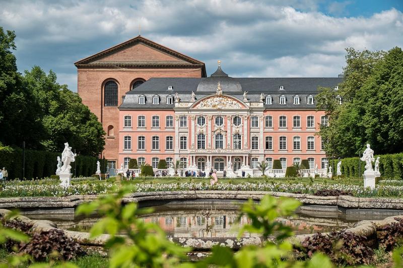 Das Kurfürstliche Palais in Trier mit Palastgarten, dahinter die Konstantinbasilika