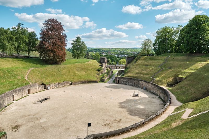 Das römische Amphitheater in Trier mit begrünten Rängen und der Arena