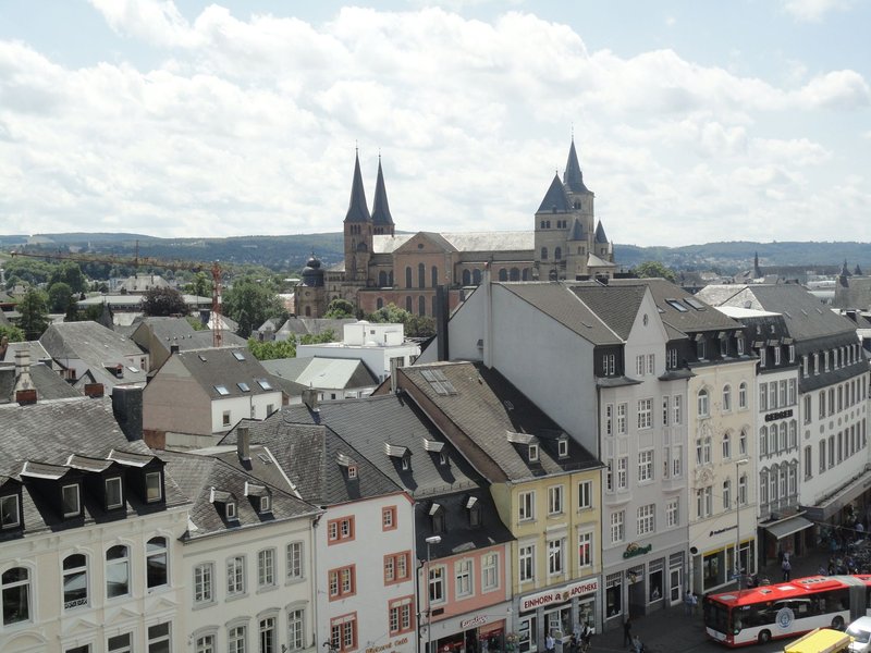 Blick über die Dächer der Trierer Altstadt auf den Dom und die Liebfrauenkirche