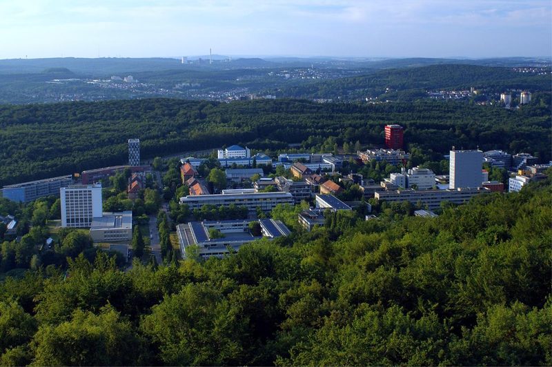 Blick vom Schwarzenbergturm über den bewaldeten Campus der Universität des Saarlandes am Rand von Saarbrücken