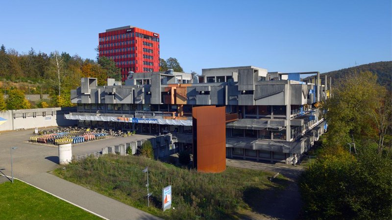 Mensagebäude auf dem Campus der Universität des Saarlandes, dahinter das rote Physik-Hochhaus